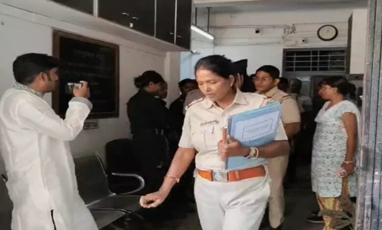 Cheek, Birbhum, Rampurhat, student, missing, body, sack, pieces, water, school teacher, Manoj Kumar Pal, kidnapping, murder, sexual abuse, family, Abhishek Banerjee, postmortem, protest, tribal community, SP Amanadid, inquiry,