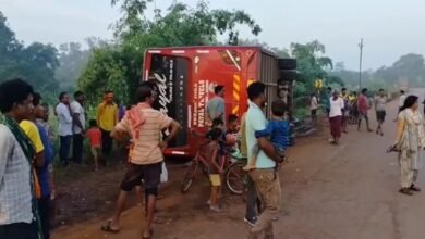 CRPF jawan bus accident, Balod road accident, returning from duty from Raipur, Payal Travels bus, Shikaritola village, 4 seriously injured, ASI Subhash Singh, driver absconding, admitted to Shaheed Hospital, passengers injured, police investigation,