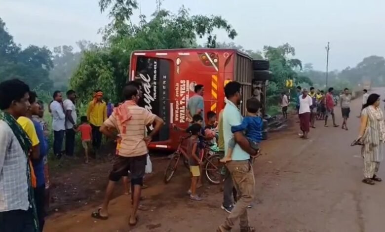 CRPF jawan bus accident, Balod road accident, returning from duty from Raipur, Payal Travels bus, Shikaritola village, 4 seriously injured, ASI Subhash Singh, driver absconding, admitted to Shaheed Hospital, passengers injured, police investigation,