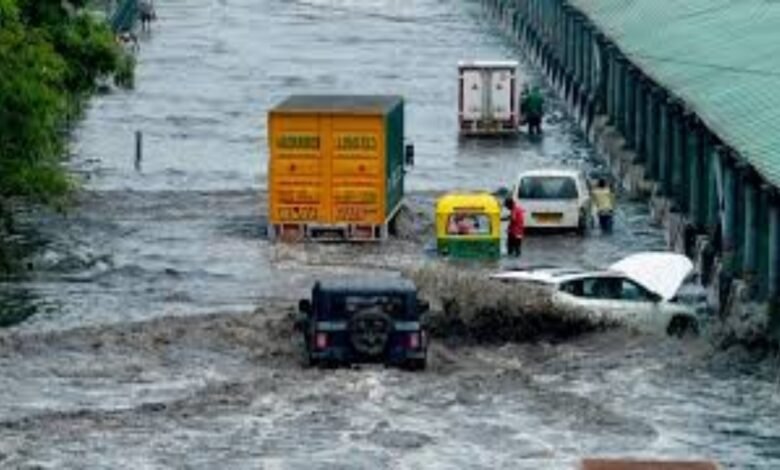 कोलकाता में भारी बारिश से बाढ़, 5 की मौत; सड़कों पर 3 फीट तक पानी 1 Kolkata rain, Kolkata floods, 5 dead, Metro services affected, Howrah railway track submerged, Indigo advisory, Kolkata airport, monsoon departs from Rajasthan, Madhya Pradesh rain alert, Bihar weather update, Jharkhand heavy rain,