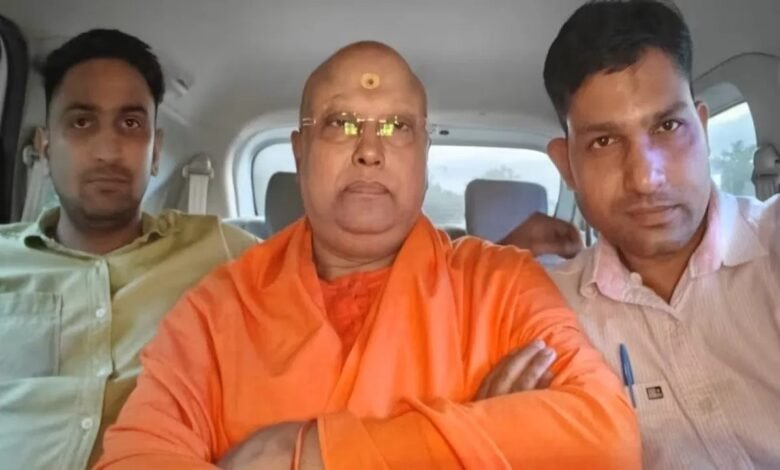 स्वामी चैतन्यानंद गिरफ्तार: 17 छात्राओं से यौन शोषण के आरोप, फर्जी ट्रस्ट और करोड़ों की हेराफेरी का खुलासा 1 Swami Chaitanyananda arrested, arrested from Agra hotel, Delhi Police action, Shri Sharda Institute case, sexual exploitation of 17 girl students, anticipatory bail rejected, Patiala House Court, fake trust scam, fraud worth crores, two passports recovered, CCTV girls hostel, obscene message allegations,