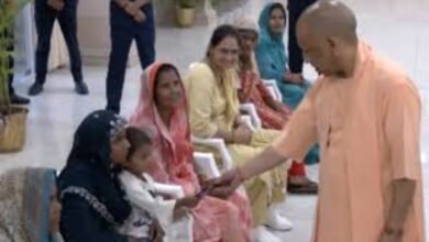 जनता दर्शन में पीड़ित मां की गुहार सुन भावुक हुए योगी, कैंसर मरीज बेटे को भेजा अस्पताल 4 योगी