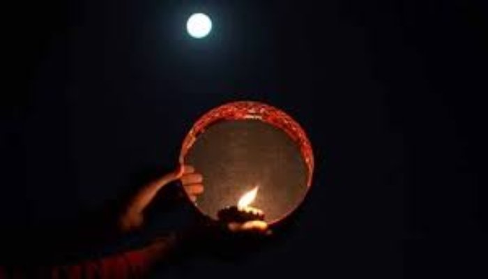 करवा चौथ 2025: व्रत का समय और चंद्रमा दर्शन का मुहूर्त 1 image 8