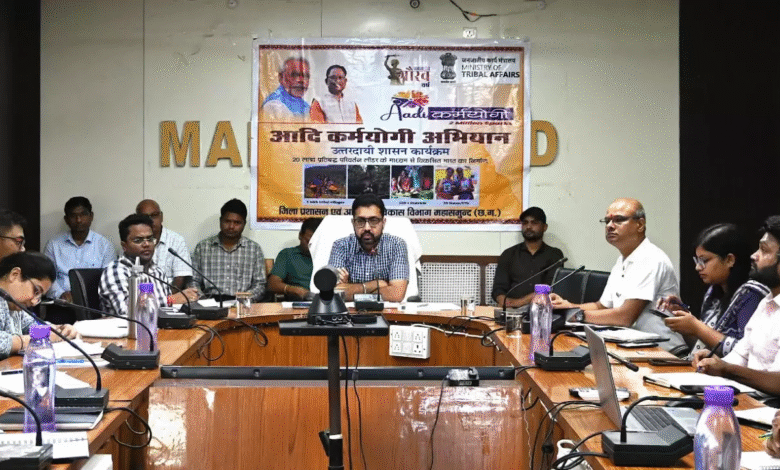 महासमुंद: कलेक्टर ने विभागीय योजनाओं और जनकल्याण कार्यों की की समीक्षा 1 IMG 3734