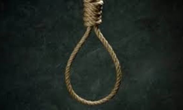 Suicide: छठ पूजा में गए डॉक्टर दंपती जब वापस घर लौटे तो उनका बेटा फांसी के फंदे में झूलता मिला 1 Suicide