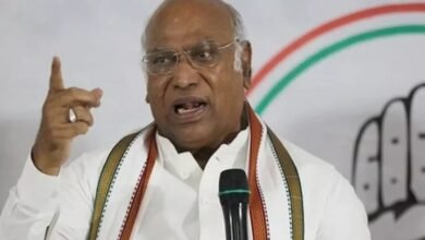 मल्लिकार्जुन खार्गे, कांग्रेस अध्यक्ष, सर्जनात्मक नेता, कॉलेज अस्पताल, बूढ़ी दादी, पैर दर्द, बुखार, कांग्रेस नेता स्वास्थ्य, अस्पताल भर्ती,