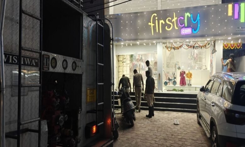 Pandri, cloth market, fire, shop, First Cry, Diwali, candle, sudden fire, chaos, shopkeepers, salesman, safety, Raipur, quick action, minor damage, fire brigade,