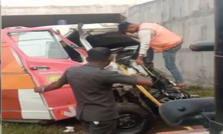 elhi Mumbai Expressway, Mandsaur Accident, Ambulance Crash, Seetamau, Sedra Mata, Bhuwangarh, Madhya Pradesh News, Road Accident, Two Dead, Driver Injured, Police Rescue, Night Accident, Emergency Vehicle, Highway Mishap,