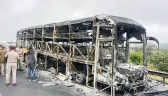 आंध्र प्रदेश में चलती बस में लगी आग, 20 यात्री जिंदा जले: बाइक के फ्यूल टैंक से टकराने के बाद भड़की आग, 40 लोग सवार थे 1 आग
