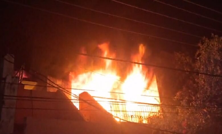 Arson: बिलासपुर के टिकरापारा में मकान में भीषण आग, फर्स्ट फ्लोर जलकर खाक 1 Arson