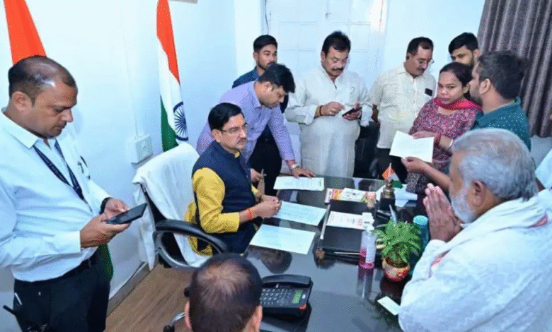 बिलासपुर में मंत्री तोखन साहू ने सुनी लोगों की समस्याएं, अधिकारियों को दिए त्वरित समाधान के निर्देश 1 IMG 4877