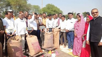 बलौदाबाजार में धान खरीदी शुरू, किसानों में उत्साह का माहौल, माला पहना कर किया सम्मानित 5 IMG 5177