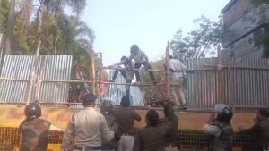 Protests: बिलासपुर में कांग्रेस का उग्र प्रदर्शन, कलेक्टर कार्यालय घेरने पहुँचे हजारों कार्यकर्ता 3 Protests2
