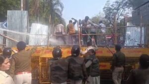 Protests: बिलासपुर में कांग्रेस का उग्र प्रदर्शन, कलेक्टर कार्यालय घेरने पहुँचे हजारों कार्यकर्ता 2 Protests3 1