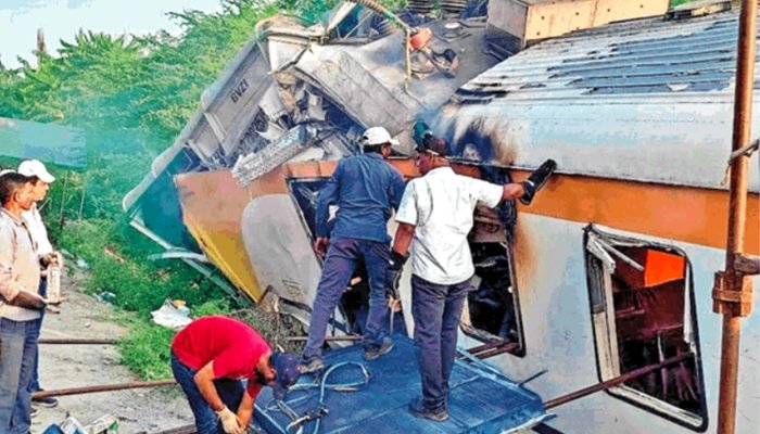 बिलासपुर में बड़ा रेल हादसा: मेमू ट्रेन ने रेड सिग्नल पार कर मालगाड़ी से टक्कर मारी, लोको पायलट की मौत 1 befunky 2025 10 4 10 4 35