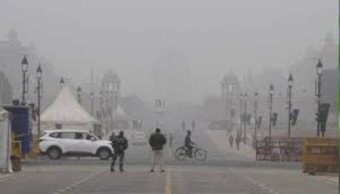 दिल्ली में ठंड ने तोड़ा तीन साल का रिकॉर्ड, न्यूनतम तापमान 9°C—शीतलहर का खतरा बढ़ा 1 image 1 15