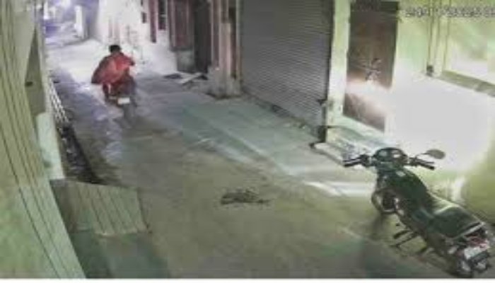 बुलंदशहर में अनोखी चोरी: स्प्लेंडर छोड़ सभासद की बुलेट ले उड़ा चोर 1 बुलंदशहर