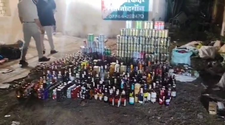 Excise Department Raid, Premium Liquor Seizure, Illegal Alcohol Trade, Rajnandgaon Operation, Red Label, Black Label, Bulldog Gin, Budweiser, Maharashtra Liquor Smuggling, Flats Raid, Collector Jitendra Yadav, Excise Officer Abhishek Tiwari, Illegal Stock,