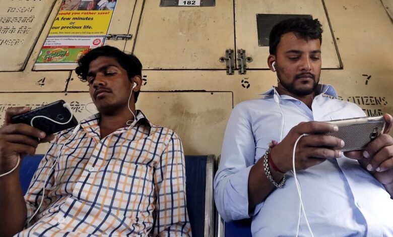 मानसिक स्वास्थ्य पर खतरा: मोबाइल की ‘डिजिटल गिरफ्त’ में 73% लोग, प्रतिदिन सात घंटे तक स्क्रीन पर बिताते हैं 1 Digital Dependency, Smartphone Addiction, Silent Depression, Screen Time, Mental Health Risk, MGM Medical College Study, Nomophobia, Anxiety, Teenagers Mental Health, Cognitive Development, Digital Fatigue, Notification Stress, Depression Symptoms,