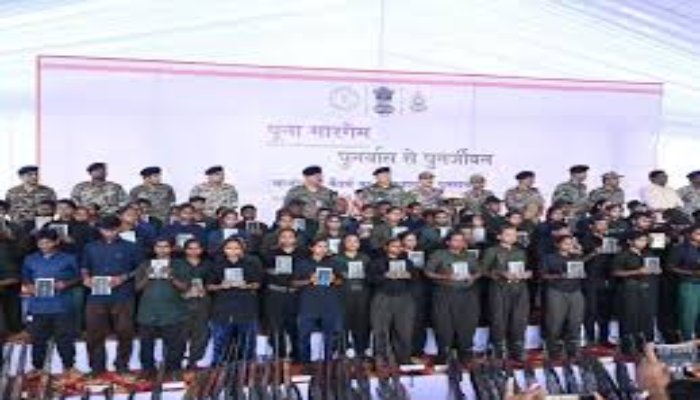 आत्मसमर्पण की लहर ने बस्तर में बदली तस्वीर, 161 माओवादी बने मुख्यधारा का हिस्सा 1 image 45