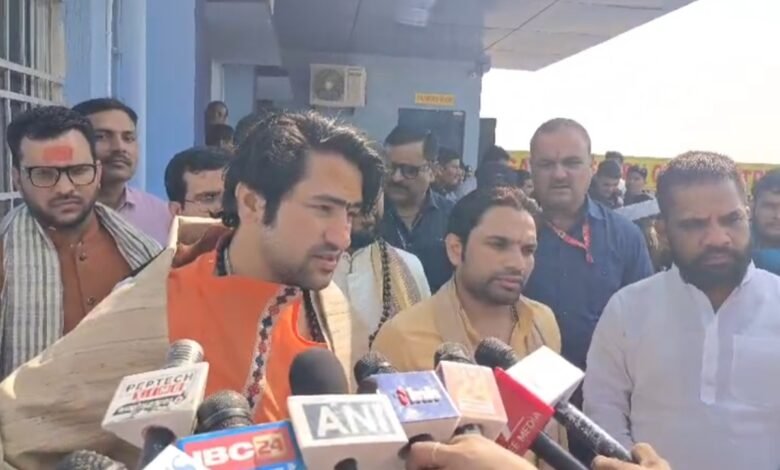 Dhirendra Shastri's Statement: रायपुर एयरपोर्ट पर बोले बागेश्वर धाम के पीठाधीश्वर, धर्मांतरण पर तीखा बयान. 1 Dhirendra Shastri's Statement