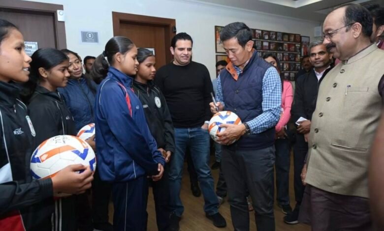 बाईचुंग भूटिया से मिले युवा फुटबॉल खिलाड़ी, खिलाड़ियों को दिया आगे बढ़ने का मंत्र 1 IMG 6435