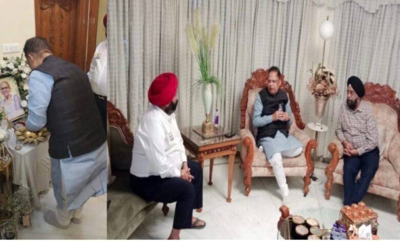 गुरु चरण होरा की माता को विधायक अमर अग्रवाल ने दी श्रद्धांजलि 1 IMG 6452