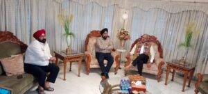 गुरु चरण होरा की माता को सांसद बृजमोहन ने दी श्रद्धांजलि 2 IMG 6453