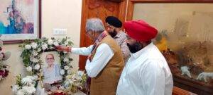 गुरु चरण होरा की माता को सांसद बृजमोहन ने दी श्रद्धांजलि 3 IMG 6454