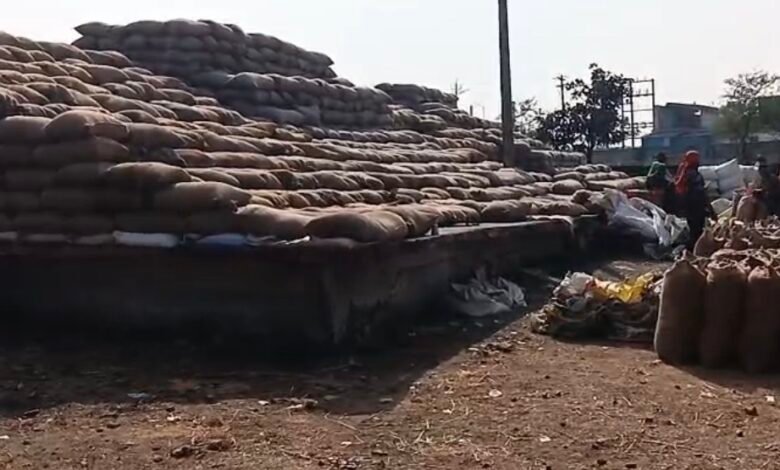 धान खरीदी में तकनीकी बाधा, किसान परेशान 1 IMG 6701