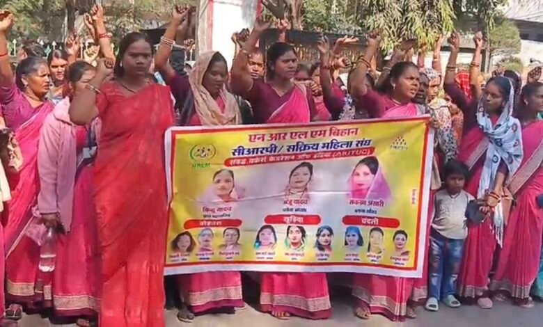 1910 रुपये में कैसे चले घर? बिहान योजना की सक्रिय महिलाओं का कलेक्टरेट में प्रदर्शन 1 IMG 7136