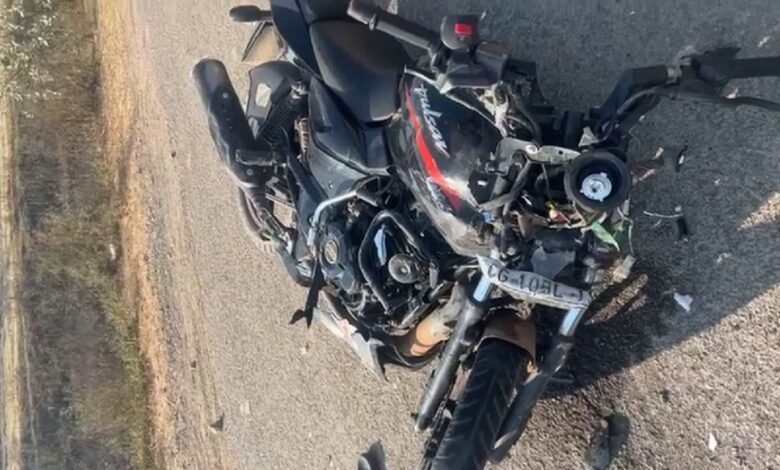 Road Accident: तेज रफ्तार बाइक–XUV की आमने-सामने भिड़ंत, दो युवक गंभीर 1 Road Accident