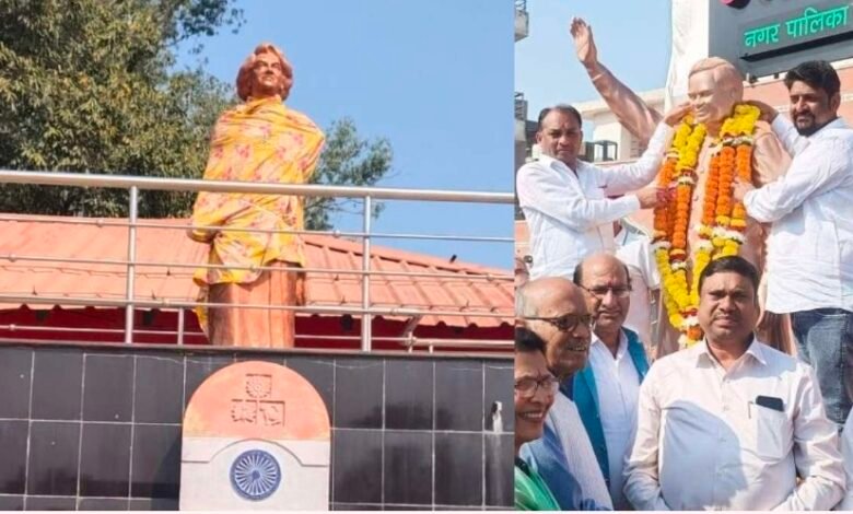 डोंगरगढ़ में दो पूर्व प्रधानमंत्रियों की प्रतिमाओं को लेकर उठा सवाल, एक चमक रही तो दूसरी टूटी पड़ी 1 Screenshot 20251227 131930