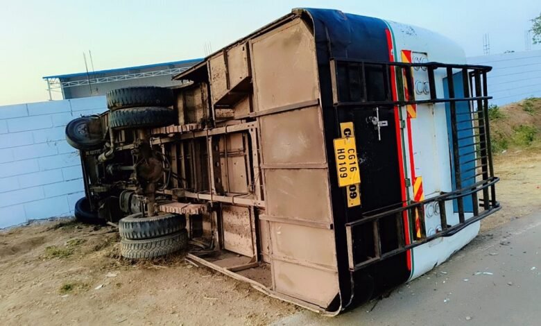 The Bus Overturned: अनियंत्रित बस मुख्य मार्ग में पलटी 1 The Bus Overturned