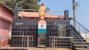 डोंगरगढ़ में दो पूर्व प्रधानमंत्रियों की प्रतिमाओं को लेकर उठा सवाल, एक चमक रही तो दूसरी टूटी पड़ी 3 WhatsApp Image 2025 12 27 at 12.09.13 PM 1 1024x576 1