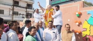 डोंगरगढ़ में दो पूर्व प्रधानमंत्रियों की प्रतिमाओं को लेकर उठा सवाल, एक चमक रही तो दूसरी टूटी पड़ी 2 WhatsApp Image 2025 12 27 at 12.09.13 PM 1024x460 1