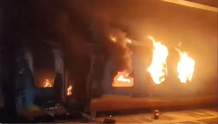 आंध्र प्रदेश में टाटानगर–एर्नाकुलम एक्सप्रेस में आग, एक यात्री की मौत 1 befunky 2025 11 1 10 12 13