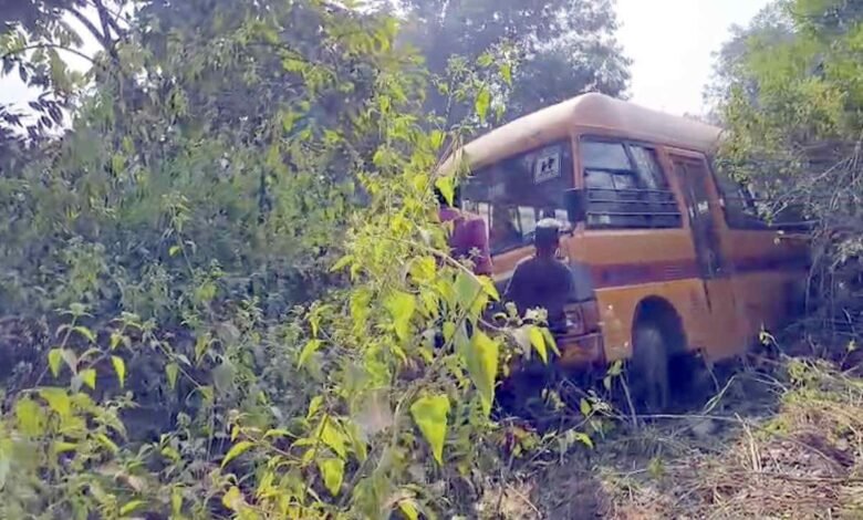 Patthalgaon, School Bus Accident, Brake Failure, Children Safe, Saraswati Shishu Mandir, Roadside Incident, Traffic Safety, Bus Safety, Students,