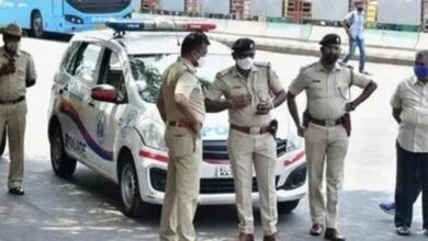 अंतरराज्यीय लाल चंदन तस्करी का भंडाफोड़: 1.75 करोड़ का माल जब्त, 5 आरोपी गिरफ्तार 8 Red Sandalwood Smuggling, Inter-State Smuggling, Bengaluru Police Action, 1.75 Crore Seizure, Red Sandalwood Seized, Andhra Pradesh Smugglers, Tamil Nadu Destination, Racket Bust, Police Commissioner Seemant Kumar Singh, Hulimavu Police, RT Nagar Police, Illegal Timber Trade,