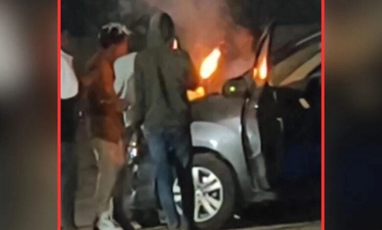 कार की बोनट पर तलवार से केक काट रहे थे युवक-युवतियां, पुलिस ने किया गिरफ्तार 1 Birthday Celebration, Sword Cake Cutting, Korba News, Manikpur Police Chowki, Public Nuisance, Illegal Weapon, Youth Misconduct, Roadside Party, Police Action,