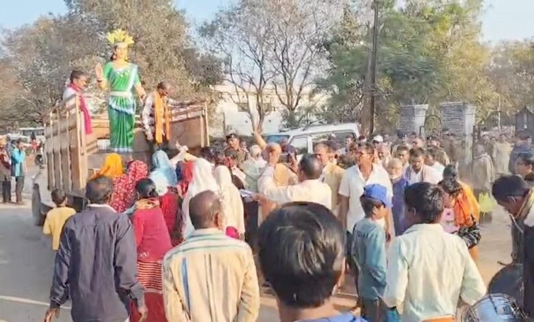 मजिस्ट्रेट के आदेश पर किसान मोर्चा को सौंपी गई छत्तीसगढ़ महतारी की मूर्ति 1 Chhattisgarh Mahatari Statue, Mahasamund News, Kisan Morcha, National Highway 53, Tumgaon Police, CJM Order, Statue Seizure Case, Farmers Protest, Chhattisgarh Culture, Highway Act 8B, BNS Section 285,