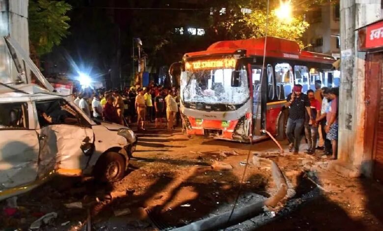 मुंबई में BEST बस का कहर: भांडुप स्टेशन के बाहर 4 की मौत, 14 घायल; ड्राइवर सस्पेंड 1 Mumbai Bus Accident, Bhandup Bus Crash, BEST Bus News, Mumbai Accident Today, Bus Accident India, Electric Bus Accident, Railway Station Accident, Road Safety News, Mumbai Local News,