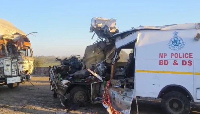 सागर में दर्दनाक सड़क हादसा: बम एंड डॉग स्क्वॉड के चार जवानों की मौत, एक घायल 1 सागर