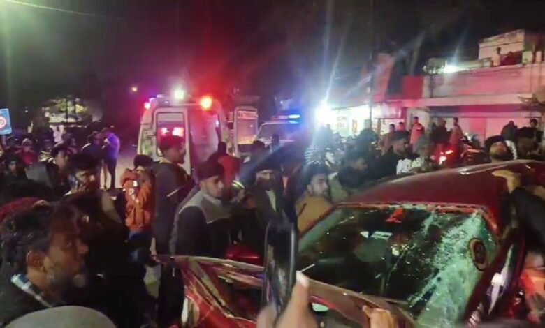 Accident: तेज रफ्तार कार और हाइवा की जोरदार टक्कर, कार के उड़े परखच्चे 1 Accident