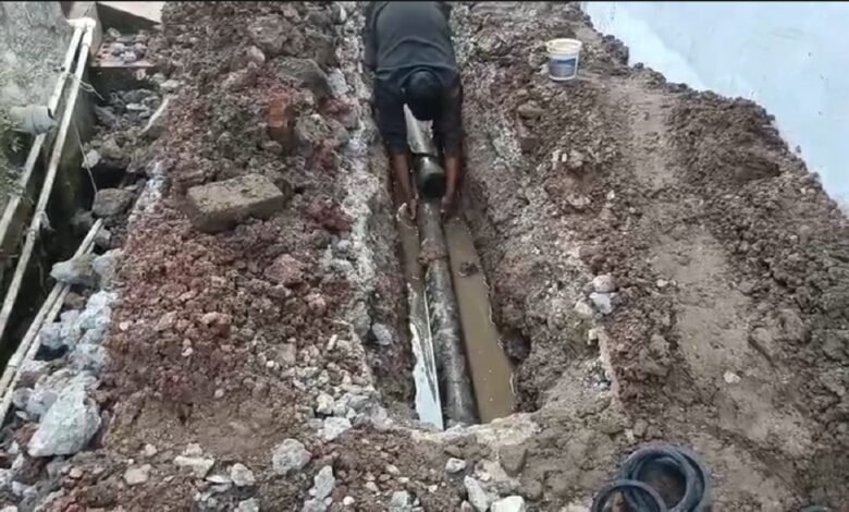 Amrit Mission: तखतपुर में अमृत मिशन 2.0 की खुली पोल, कीचड़ में बिछाई जा रही पाइपलाइन 1 Amrit Mission