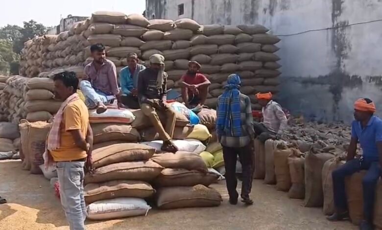धान खरीदी महाअभियान बना किसानों के लिए मुसीबत, बिलासपुर में दफ्तर-दफ्तर भटकने को मजबूर किसान 1 IMG 7563