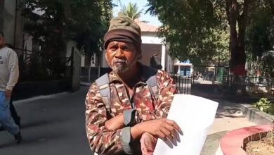 दिव्यांग सरकारी कर्मचारी फुटपाथ पर रहने को मजबूर, प्रशासन को 48 घंटे का अल्टीमेटम 8 IMG 7920