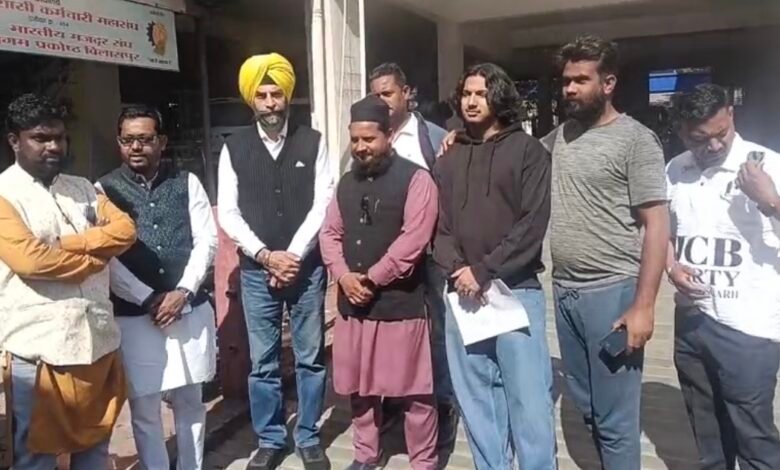 लिंगियाडीह में निगम की कार्रवाई पर बढ़ा आक्रोश, जन चेतना भारत पार्टी ने सौंपा ज्ञापन 1 IMG 7968