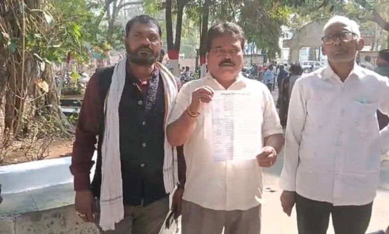 नाली निर्माण के नाम पर कब्जे का आरोप, लिंगियाडीह में भड़का लोगों का आक्रोश 1 IMG 8112