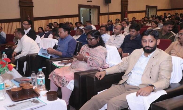 खैरागढ़ में वनाग्नि रोकथाम पर बड़ी कार्यशाला, गर्मी से पहले पूरी तैयारी के निर्देश 1 IMG 8193